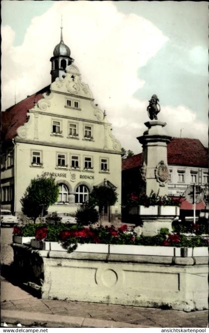 CPA Bad Rodach Oberfranken Bayern, Sparkasse Rodach, Rathaus mit Marktbrunnen