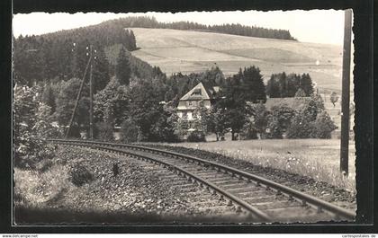 AK Neudorf im Erzgeb., Hotel Vierenstrasse, an der Bahnstrecke