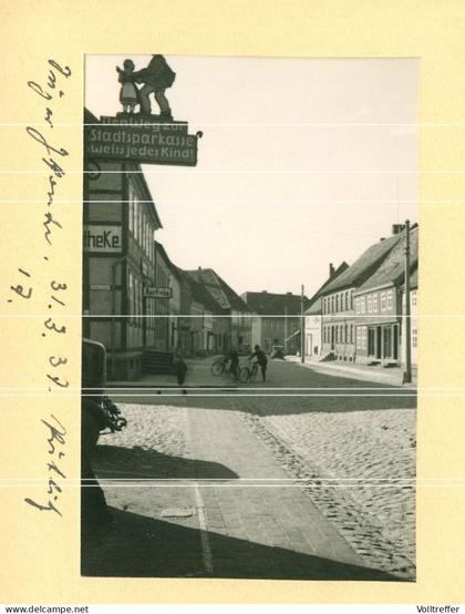 orig. Foto 1937 Putlitz Brandenburg, Blick in die Königstraße, Apotheke, Geschäfte