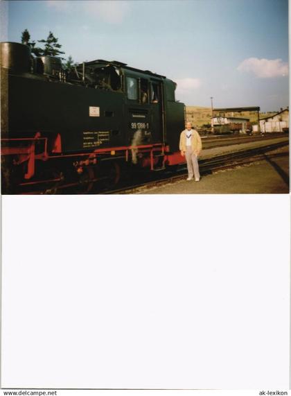 Cranzahl-Sehmatal Bahnhof Mann vor Dampflokomotive 1996 Privatfoto