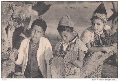 Algérie - Portrait Jeunes Enfants - Algérie - Fillette - Cactus