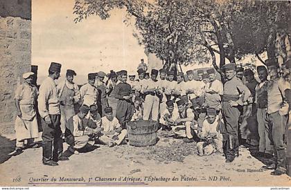 ARMÉE D'AFRIQUE - 3ème Chasseurs d'Afrique - Quartier de Mansourah (Constantine) - L'épluchage des patates