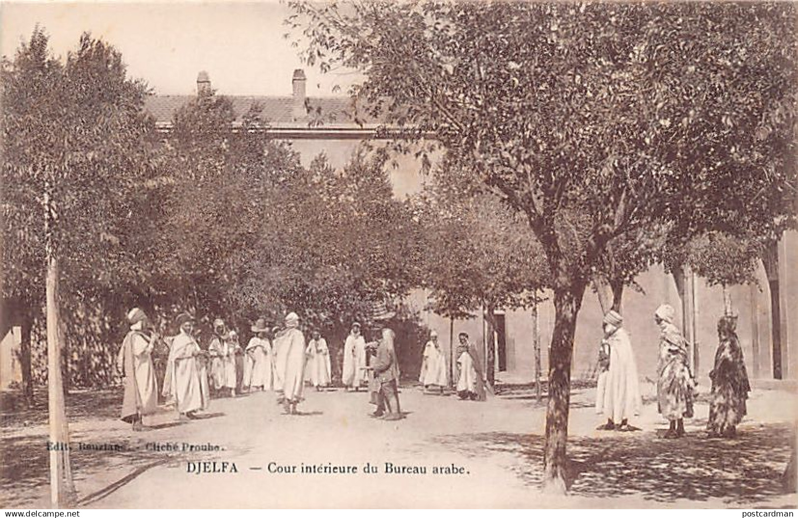 Algérie - DJELFA - Cour intérieure du Bureau Arabe - Ed. Bouziane (Cliché Prouho)