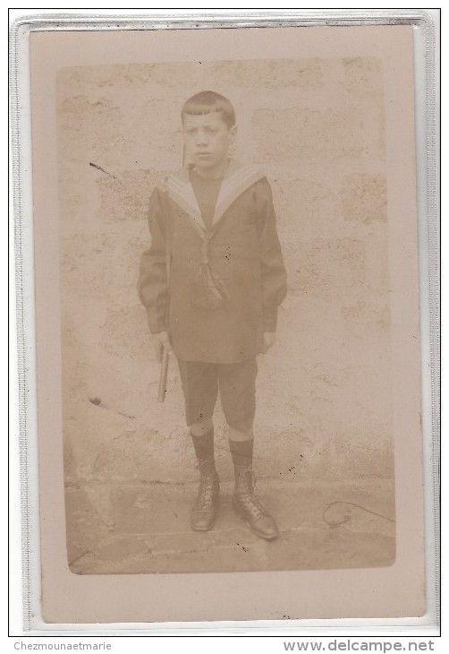 ALGERIE - SETIF - UN JEUNE GARCON EN TENUE D ECOLIER - CARTE PHOTO