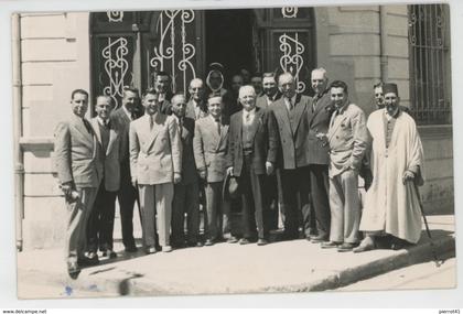 AFRIQUE - ALGERIE - MEDEA - Carte photo hommes occidentaux posant avec notables algériens devant bâtiment - MEDEA PHOTO