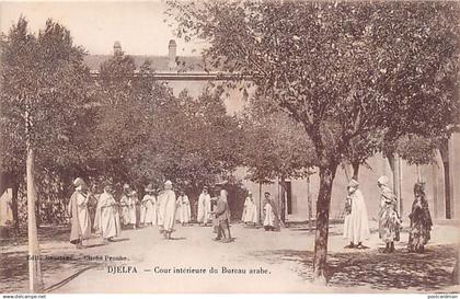 Algérie - DJELFA - Cour intérieure du Bureau Arabe - Ed. Bouziane (Cliché Prouho)