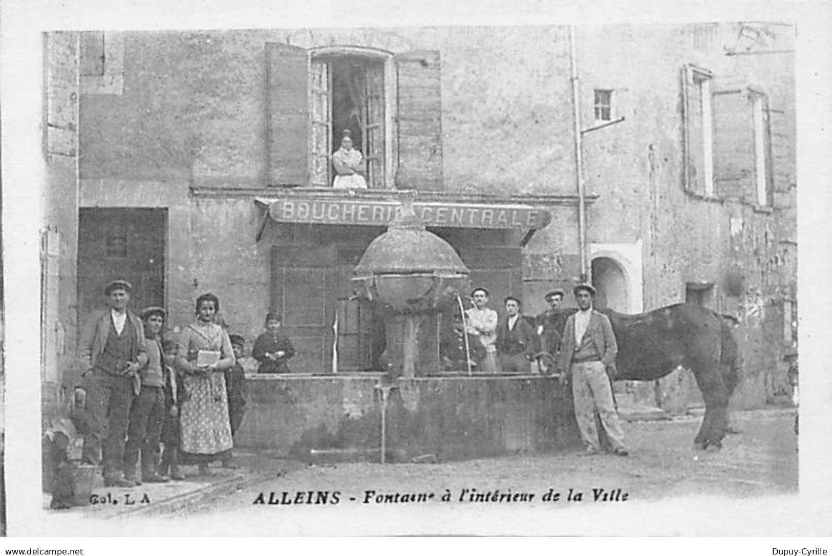 ALLEINS - Fontaine à l'intérieur de la Ville - très bon état