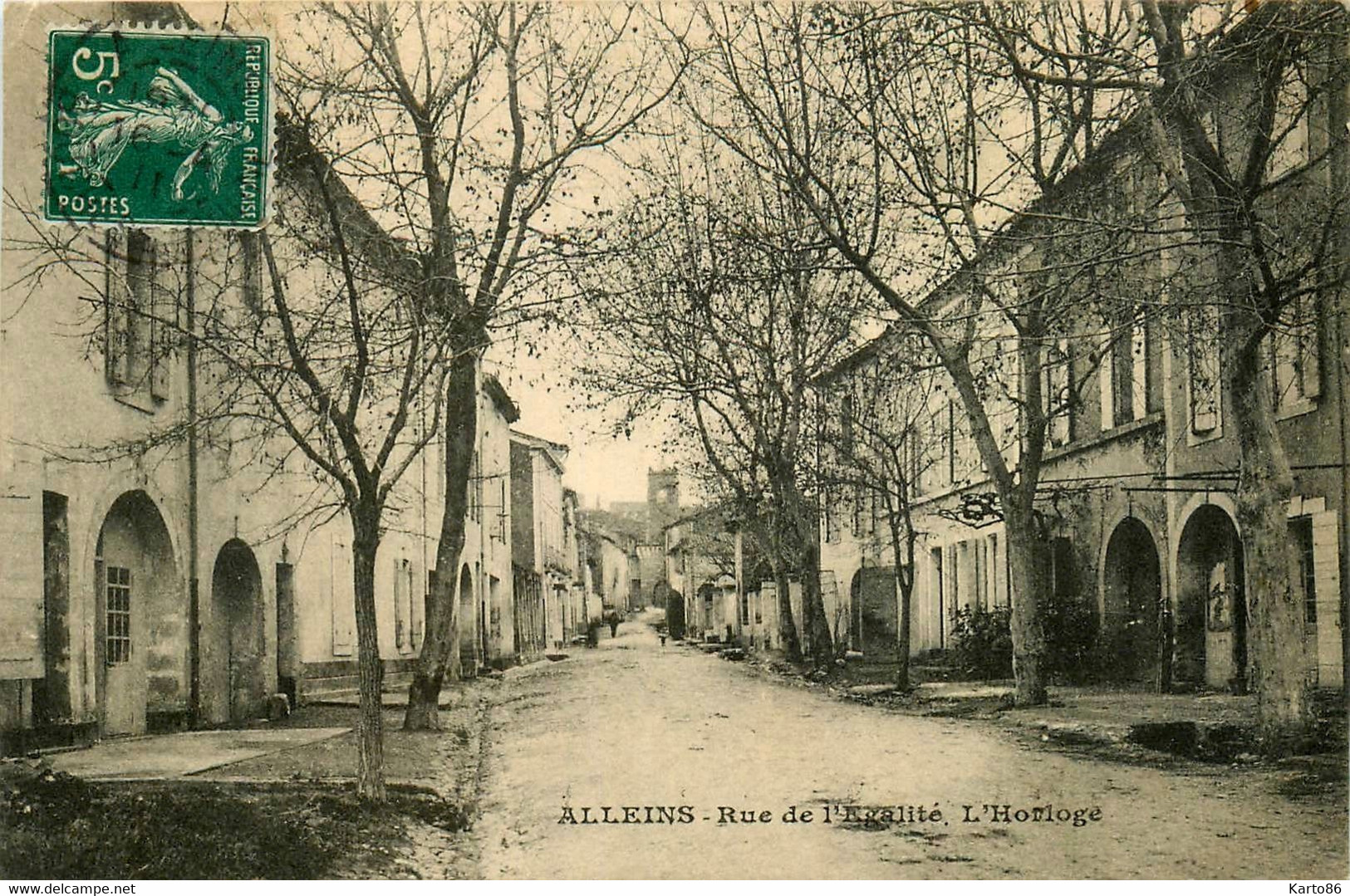 alleins * la rue de l'égalité * vue sur l'horloge