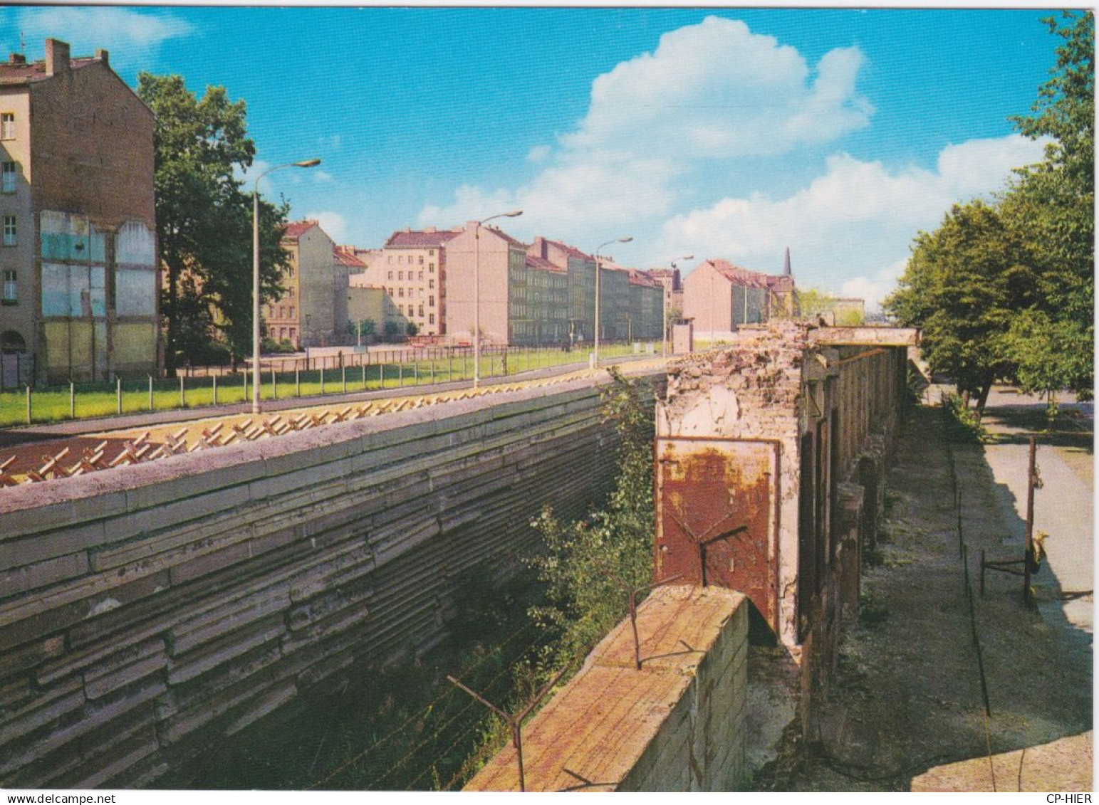 ALLEMAGNE - BERLIN - LE MUR DE BERLIN A BERNAU STREET