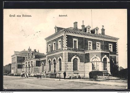 AK Bützow, Bahnhof mit Strassenpartie