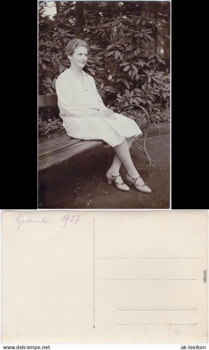 Foto Ansichtskarte Dresden Drježdźany Frau auf Bank im Großen Garten 1927