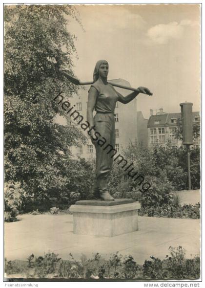 Berlin - Mitte - Denkmal Aufbauhelferin - Foto-Ansichtskarte