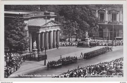 Mitte-Berlin Aufziehen der Wache vor dem Ehrenmal