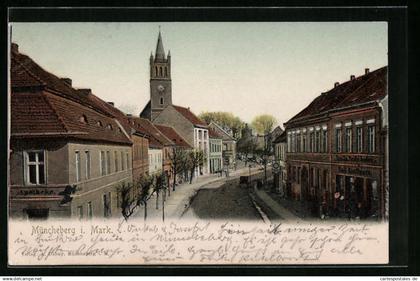 AK Müncheberg / Mark, Strassenpartie mit Kirchturm