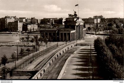 NÂ°41629 Z -cpsm Berlin -la porte de Brandebourg-