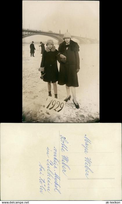 Pulheim zugefrorener Fluss - Brücke Frau mi Mädchen 1929 Privatfoto