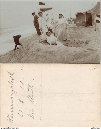 Westerland-Sylt Frauen bauen Sandburg am Strand 1913 Privatfoto Foto