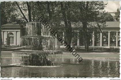 Wiesbaden - Brunnenkolonnade - Foto-Ansichtskarte - Photografik Kunstanstalt GmbH Neckargemünd