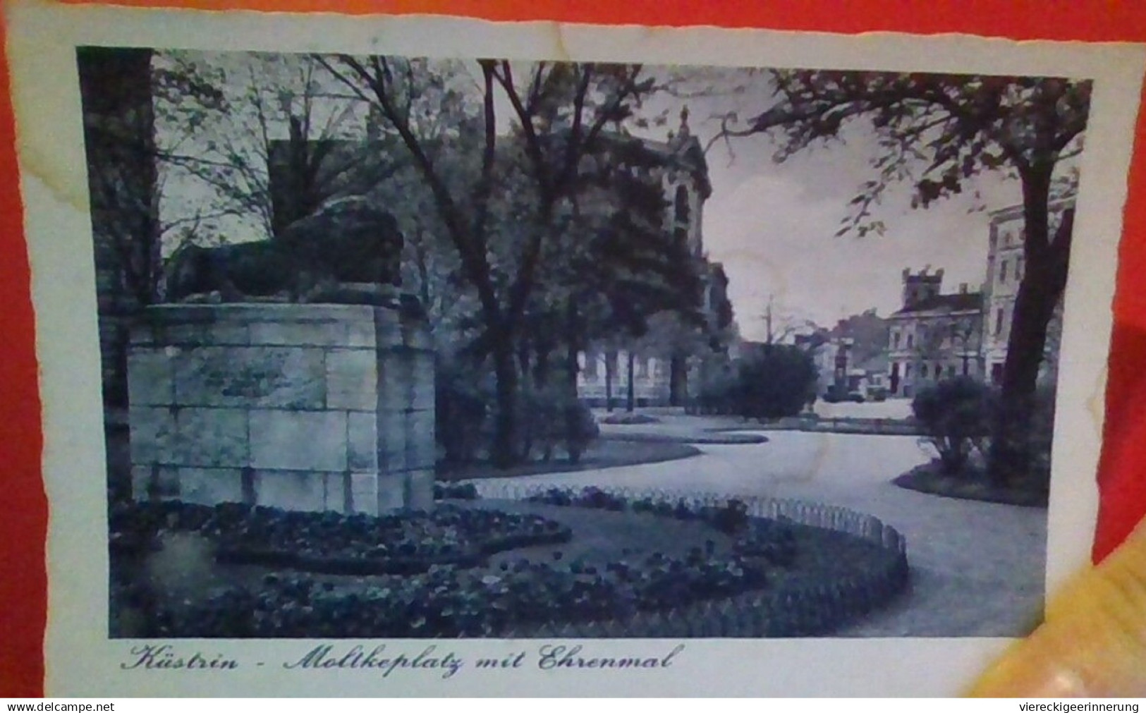 ! alte Ansichtskarte aus Küstrin,Moltkeplatz mit Ehrenmal