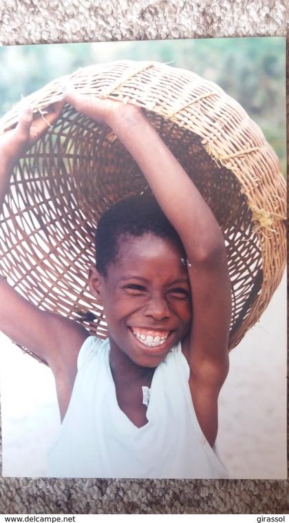 CPM HAITI TIPYCAL SCENE ENFANT PANIER TETE  SOURIANT RIANT  PHOTO RAFAELLE CASTERA