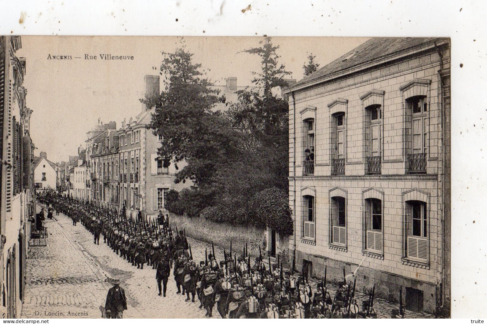 ANCENIS RUE VILLENEUVE ( PASSAGE D'UN REGIMENT )