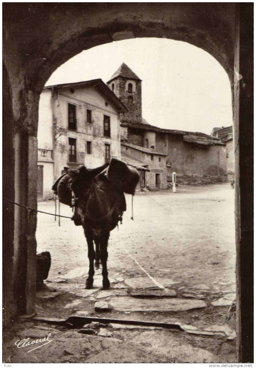 ANDORRE LA VIEILLE PLACE TYPIQUE AVEC ANE