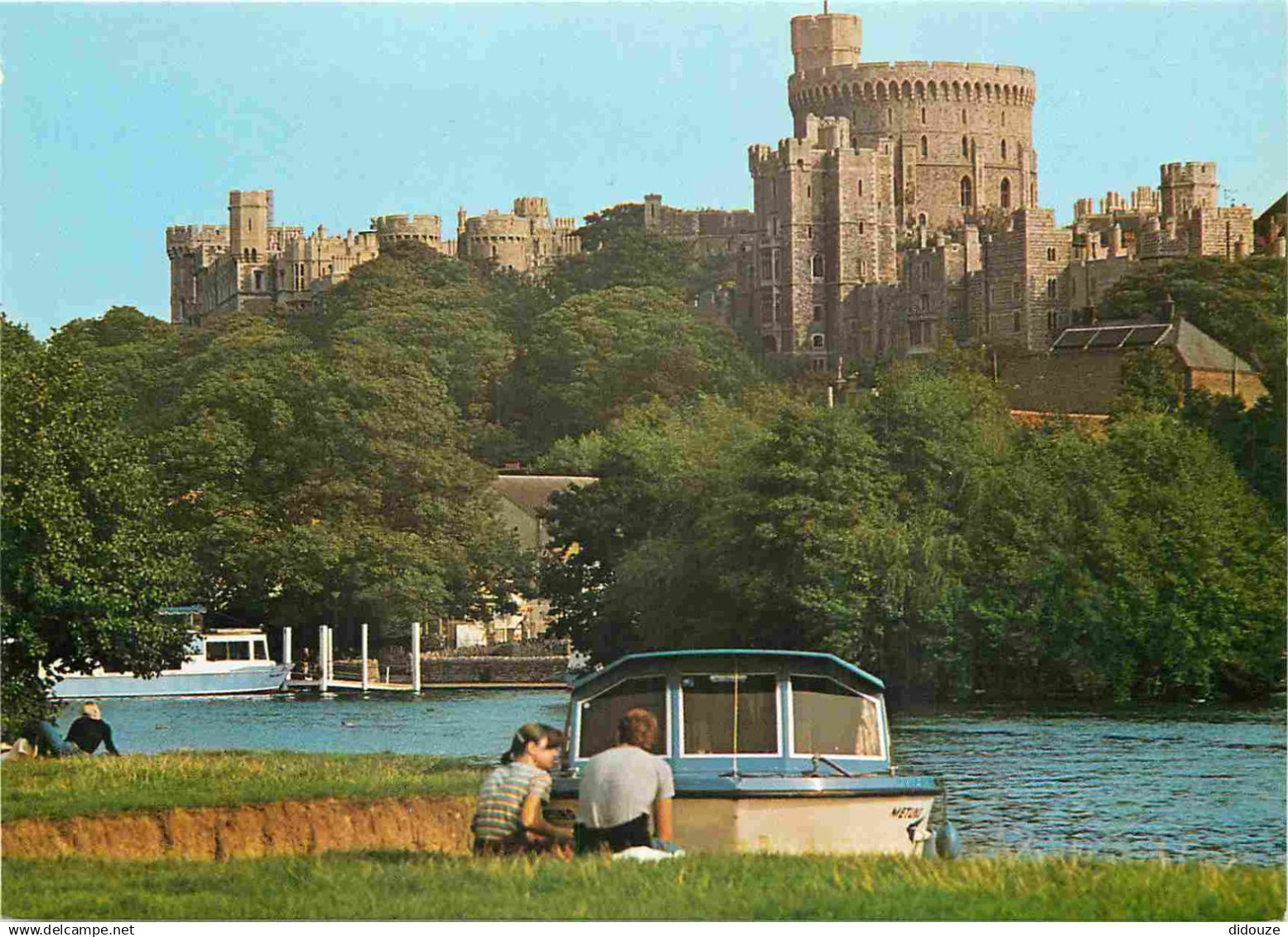 Angleterre - Windsor Castle - Windsor Castle from the River Thames - Château de Windsor - Berkshire - England - Royaume