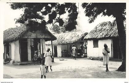 Antilles - HAÏTI - Glimpses of Haïti - Intérieur d'un village