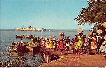 DOMINICA - Loading Bananas at Fond Cole - Publ. Dominica Handicrafts Co.