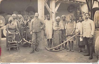 Algérie - ORAN - Chai - Tonneaux marqués S.M. Oran - CARTE PHOTO - Ed. inconnu