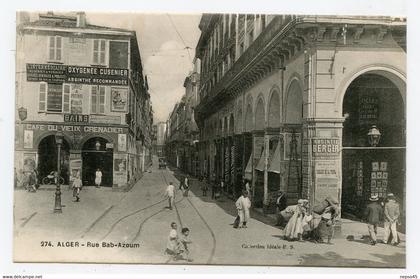 Algérie .Alger. Rue Bab-Azoum .nombreux commerces.café du vieux grenadier avec publicités en façades Absinthe.