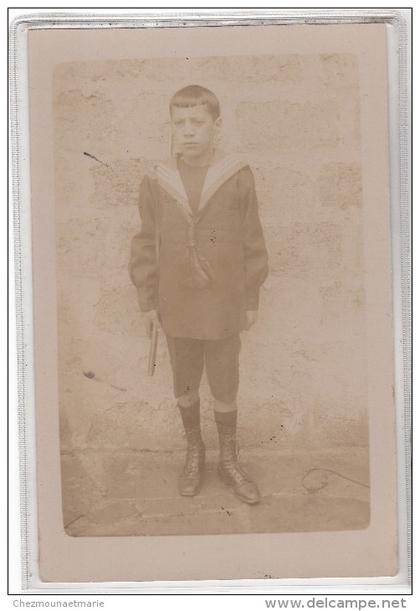 ALGERIE - SETIF - UN JEUNE GARCON EN TENUE D ECOLIER - CARTE PHOTO