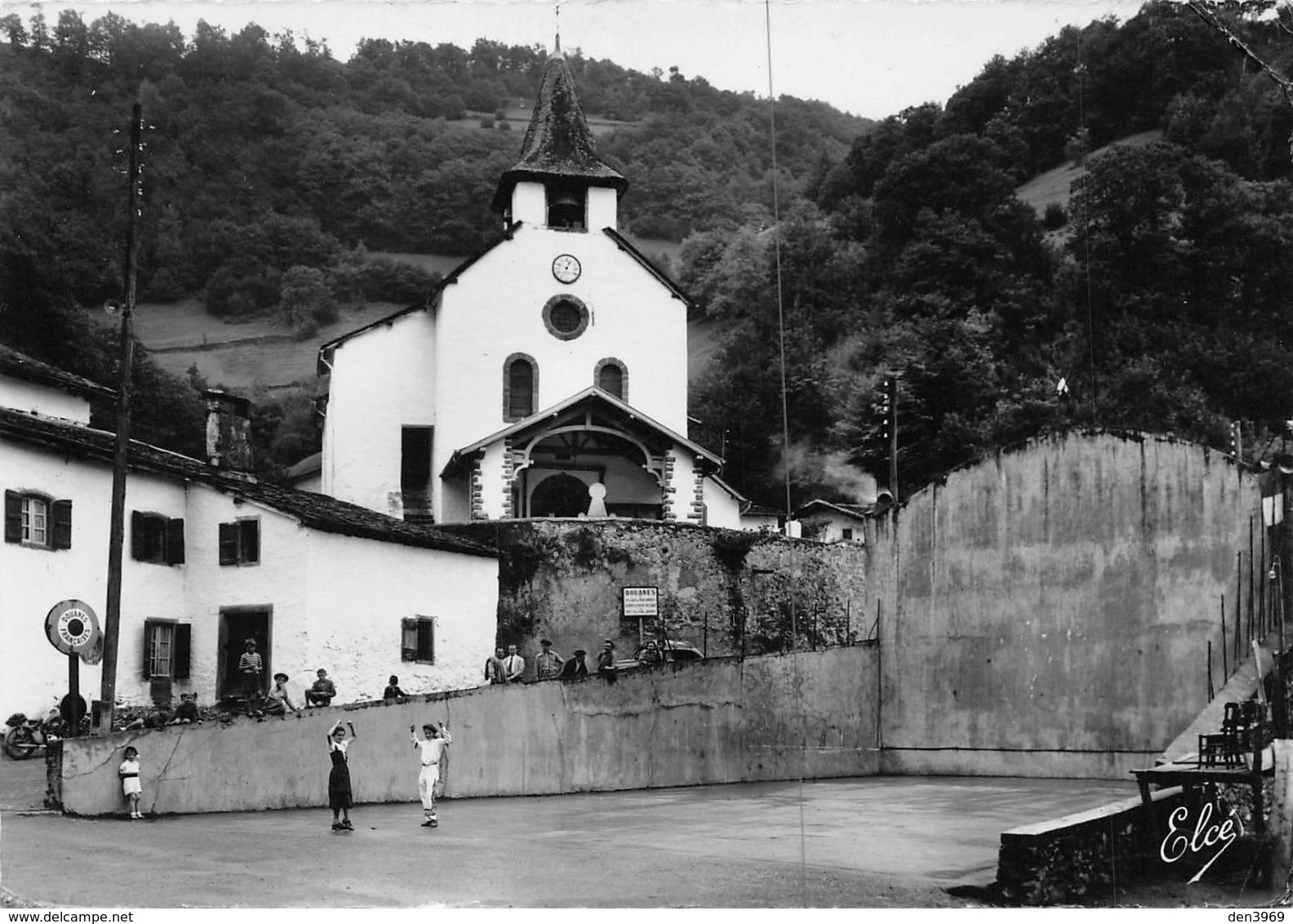 ARNEGUY - L'Eglise et le Fronton