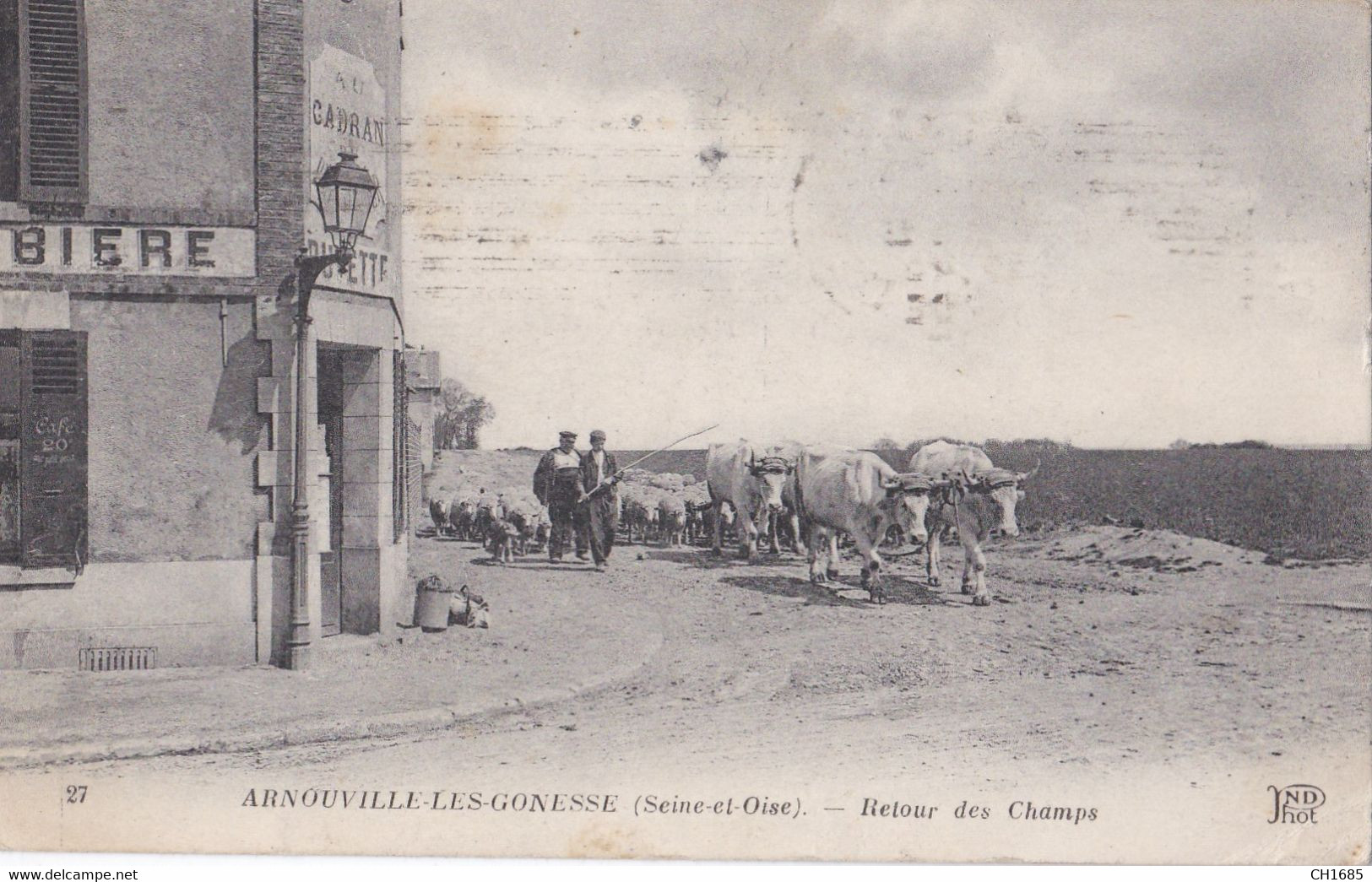 ARNOUVILLE-les-GONESSES (95) Attelage de boeufs de retour des champs . Café buvette " Au Cadran "