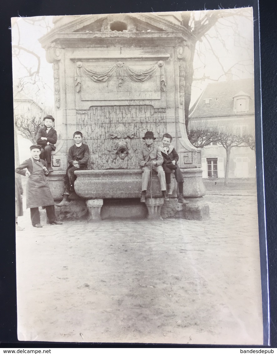 Arnouville les Gonesses Rare photo 1900 enfants apprenti posant devant la fontaine 11cmx8cm