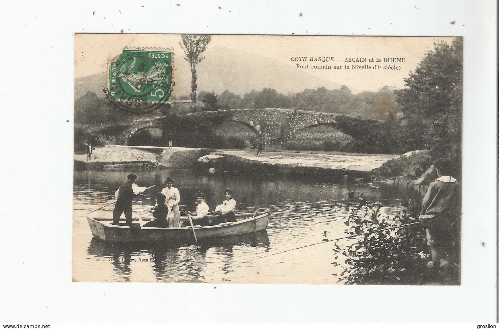 ASCAIN ET LA RHUNE PONT ROMAIN SUR LA NIVELLE (11 E SIECLE) PECHEUR ET PËRSONNES DANS BARQUE 1912