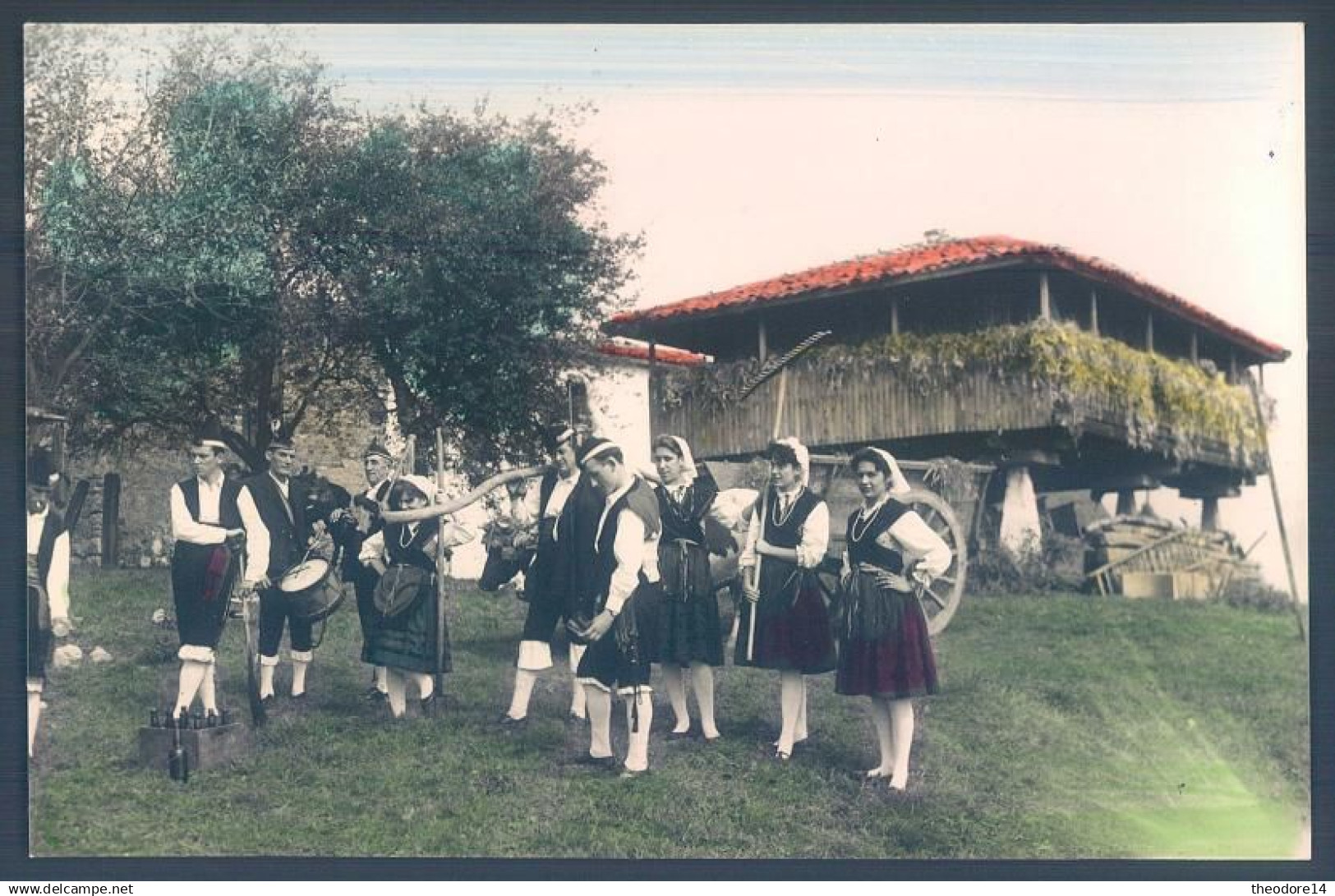 Asturias OVIEDO Folklore astur Escanciando Sidra