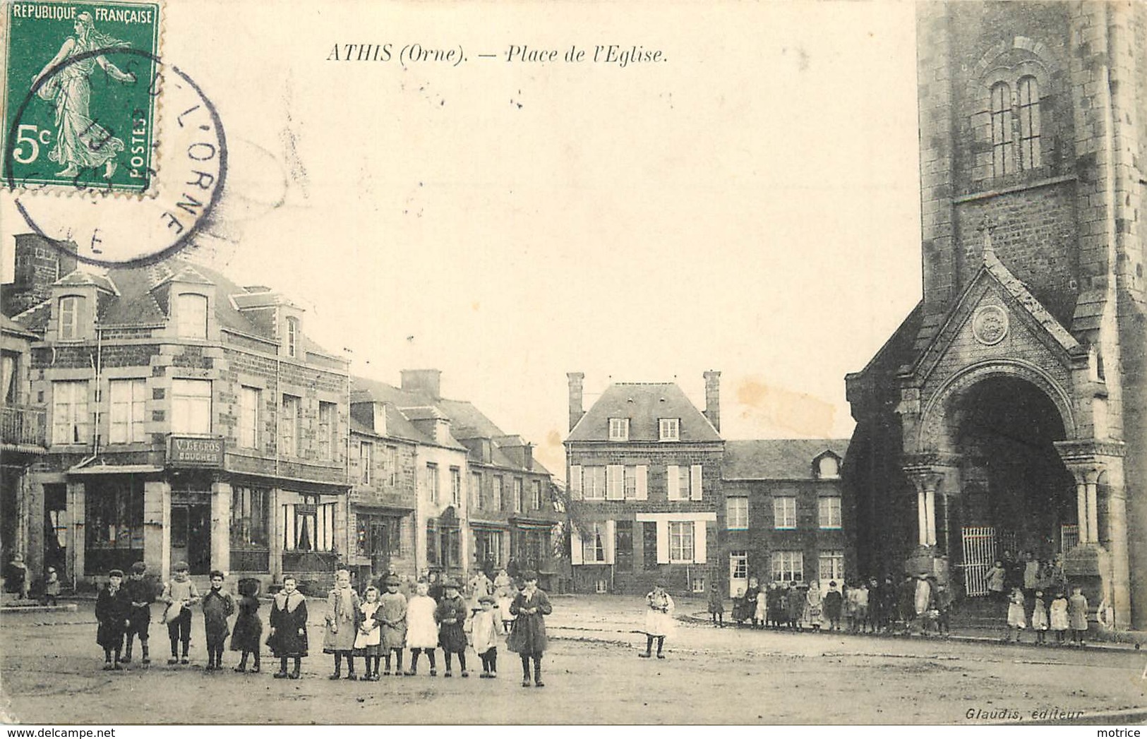 ATHIS DE L'ORNE - Place de l'église.