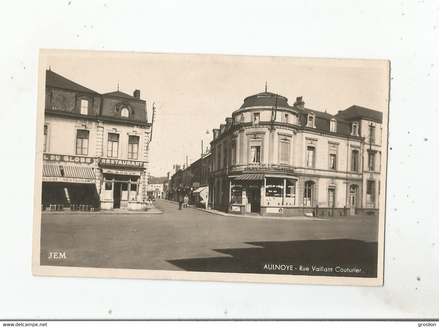 AULNOYE (NORD) CARTE PHOTO RUE VAILLANT COUTURIER (HOTELS DU GLOBE ET DE LA GARE)