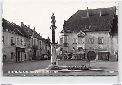 Österreich - Eggenburg (NÖ) Bemaltes Haus mit Pränger - Brunnen