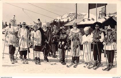 Österreich - Fieberbrunn (T) Kinder auf Skiern verkleidet für den Karneval