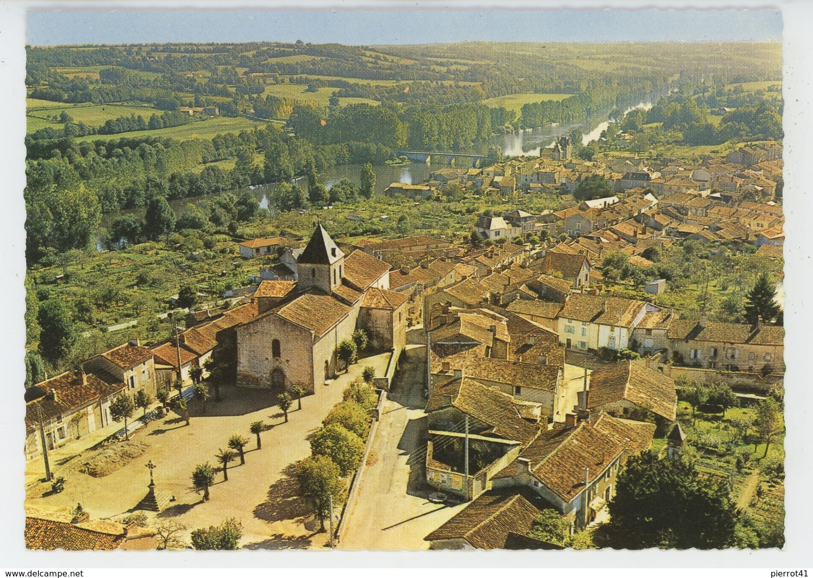 AVAILLES LIMOUZINE - La Place de l'Eglise