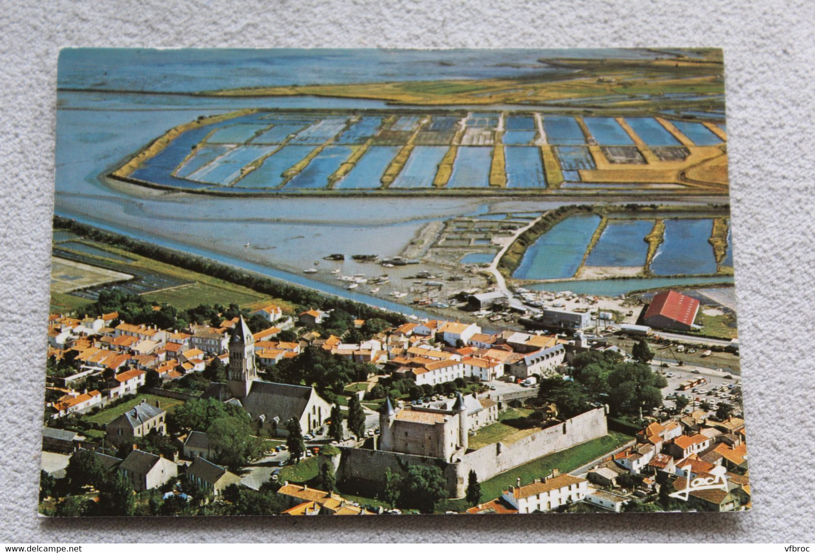 B741, Cpm, ile de Noirmoutier, Noirmoutier, le château, l'église saint Philibert et les marais salants, Vendée 85