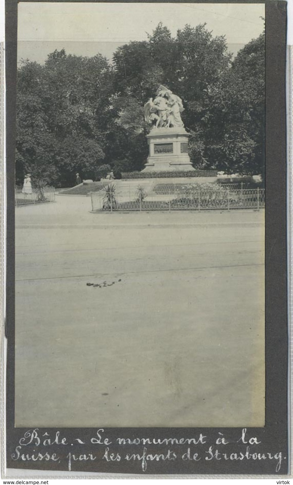 Bale - Bazel : le monument a la Suisse par les enfants de Strasbourg  - old photo 14 x 8.5 cm :  ( see scan for detail )