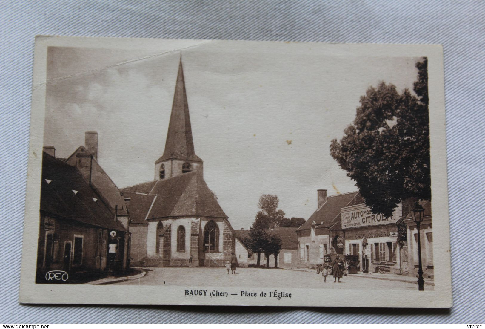 Baugy, place de l'église, Cher 18