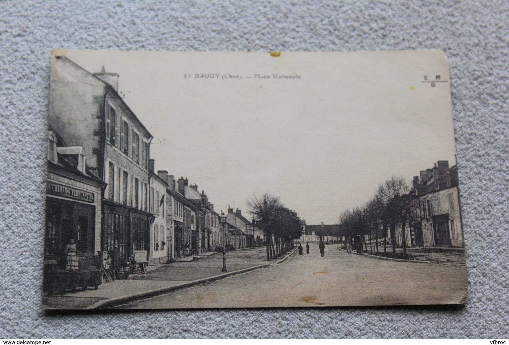 Baugy, place Nationale, Cher