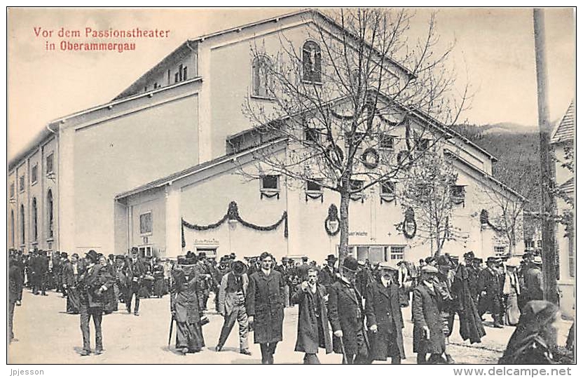 BAVIERE  OBERAMMERGAU  VOR DEM PASSIONSTHEATER