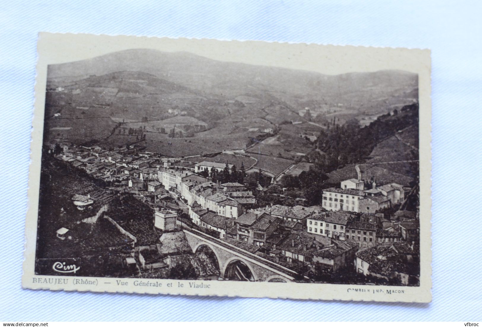 Beaujeu, vue générale et le viaduc, Rhône 69