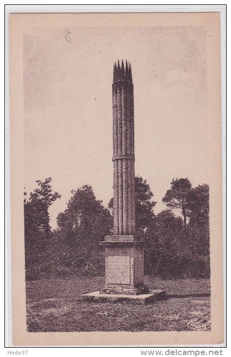 Beaumont-la-Ronce - Colonne des Bois du Chalonge "La Pyramide"