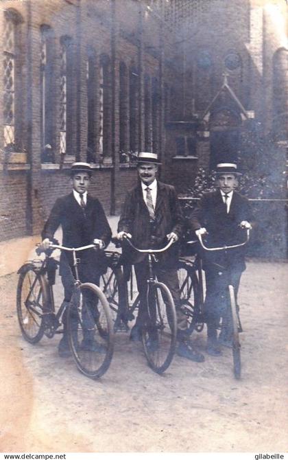 Gingelom - Niel-bij-Sint-Truiden-- aan de kerk te NIEL - à l'église de NIEL - 3 amis en pose avec leurs bicyclettes